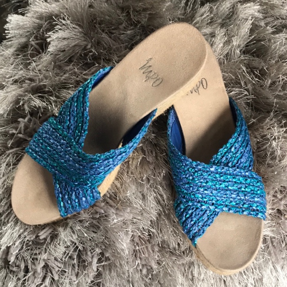 Cute Impo brand wedge.  Teal and cobalt blue mix.